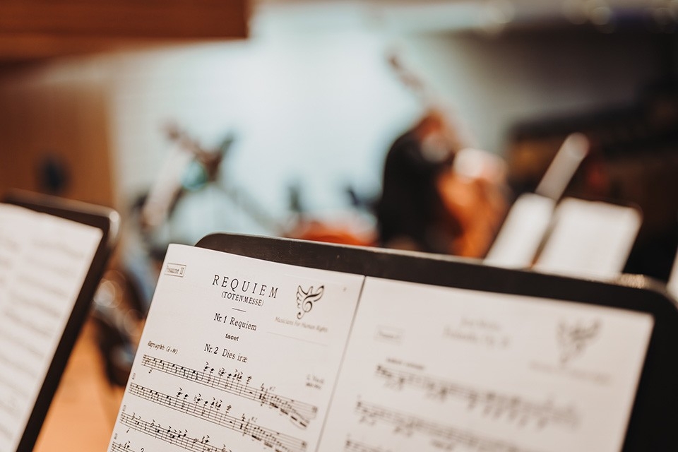 Un pupitre avec les partitions pour le concert de l'Orchestre des droits de l'homme 2024