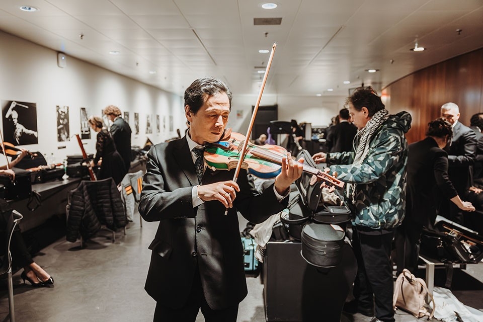 Un violoniste s'échauffe avant le concert