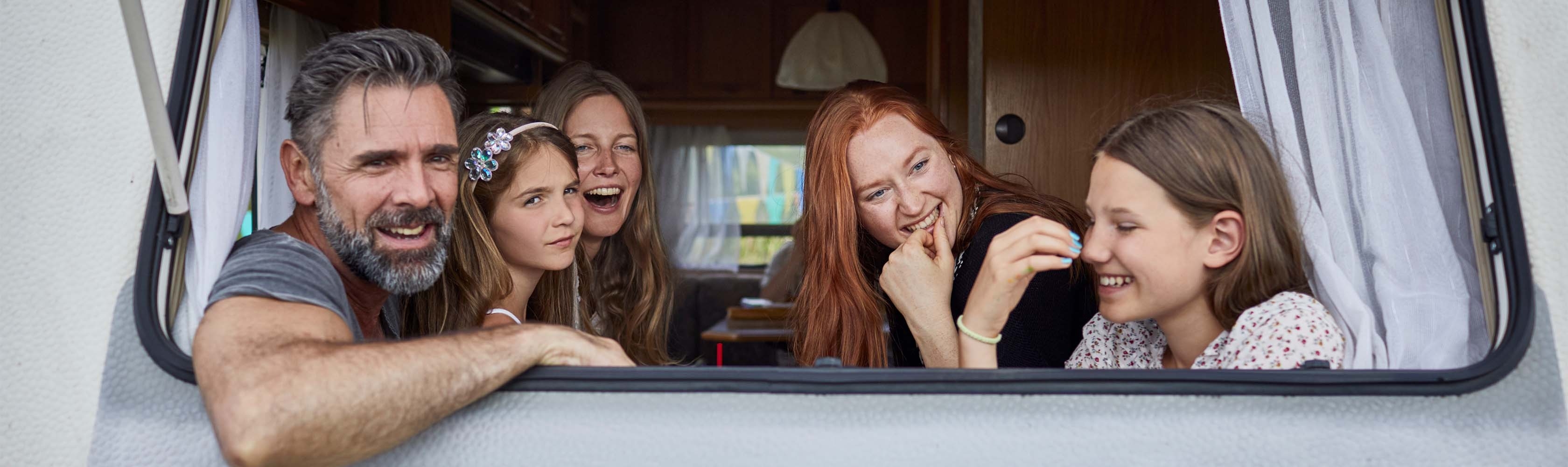 Famiglia che viaggia in camper.